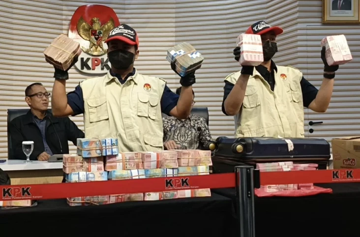KPK Pamerkan Duit Rp2,7 Miliar dalam OTT Bupati Pemalang