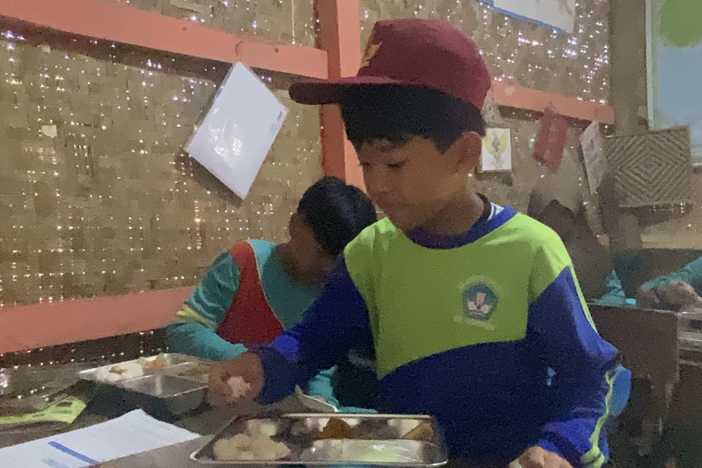 Hampir 4 Tahun Belajar di Bilik Bambu, Siswa SD di Sukabumi Minta Sekolah Nyaman kepada Prabowo